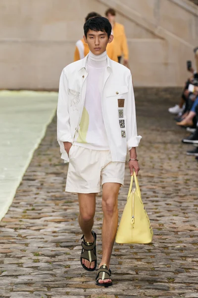 Look 10
